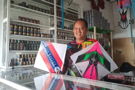 Layangan Tarik Asal Malang Tembus Pasar Eropa, Jadi Langganan Kejuaraan Dunia di Perancis Foto BeritaJatim.com