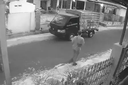 Pencuri Tas Pengantar Ayam Potong di Magetan Terekam CCTV, Bawa Kabur HP dan Uang Tunai Foto BeritaJatim.com