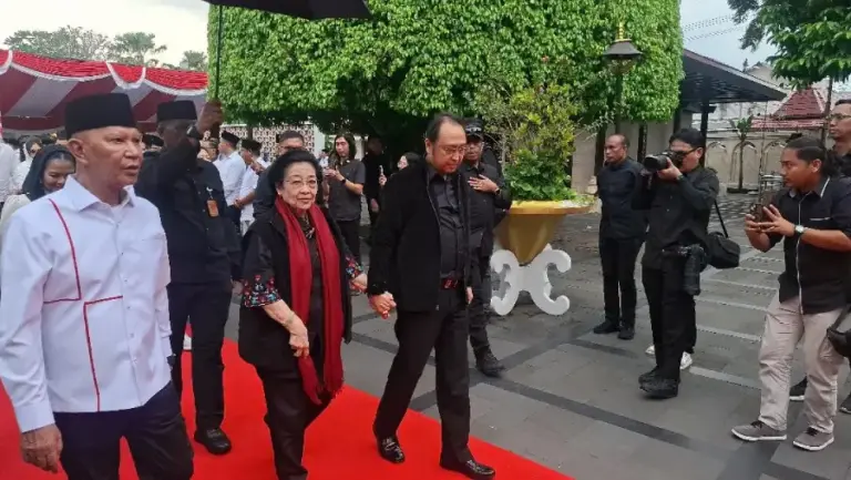 Nyekar ke Makam Bung Karno di Blitar, Said Abdullah Ungkap Isi Doa Mendalam Megawati Foto BeritaJatim.com