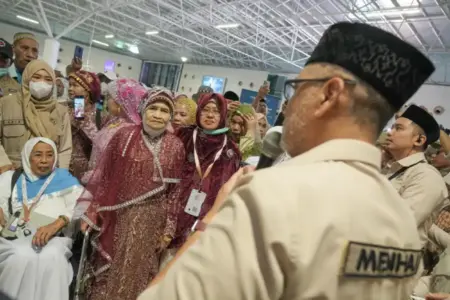 Jemaah Haji Sulsel Pulang Bak Fashion Show, Menhaj: Tradisi Menarik yang Menghibur Foto BeritaJatim.com