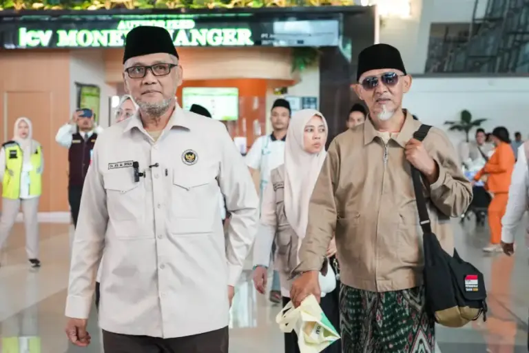 Menhaj RI Sambut Kepulangan Perdana Tim Musyrif Diny, Siapkan Panduan Haji Mabrur untuk Jemaah Foto BeritaJatim.com