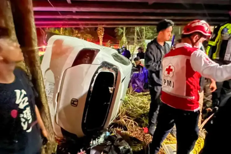 Diduga Mabuk, Honda Brio Terjun dari Flyover Gubeng Surabaya, Dua Orang Selamat Foto BeritaJatim.com
