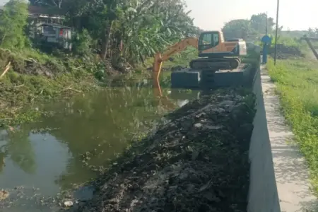 Normalisasi Sungai Kaliotik Lamongan Dikebut, Kurangi Banjir dan Perbaiki Irigasi Pertanian Foto BeritaJatim.com