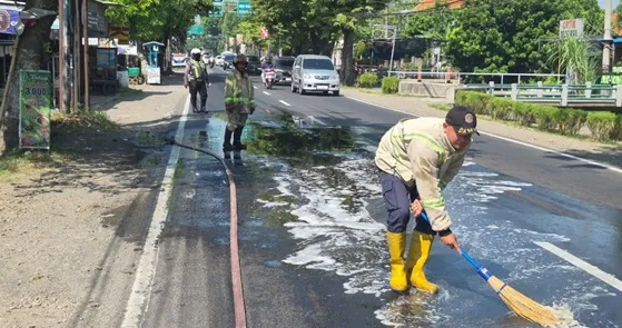 Tumpahan Oli di Jombang Bikin Jalan Licin, Petugas Damkar Turun Tangan Foto BeritaJatim.com