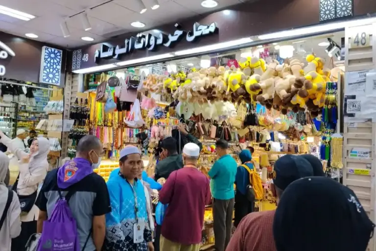 Berburu Oleh-Oleh di Pasar Kakiyah, Pusat Grosir Favorit Jemaah Haji Indonesia di Makkah Foto BeritaJatim.com