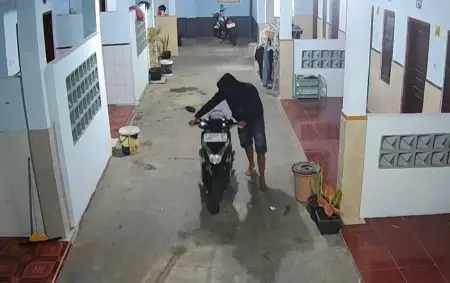 Aksi Senyap Pencuri Berbaju Hitam di Kos Jombang, Dua Motor Hilang dalam Sekejap Foto BeritaJatim.com