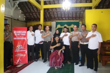 Hari Bhayangkara ke-80, Polres Tuban Anjangsana ke Purnawirawan, Warakawuri dan Anggota yang Sakit Foto BeritaJatim.com
