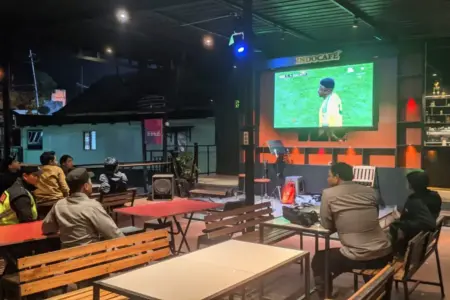 Sambut Hari Bhayangkara ke-80, Polsek Pacet Gelar Nobar Piala Dunia 2026 Bersama Warga Foto BeritaJatim.com