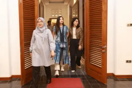 Terpukau Pendopo Sabha Swagatha Blambangan Banyuwangi, Raline Shah Cicipi Kesegaran Air Sumur Tua Foto BeritaJatim.com