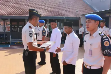 Dua Napi Lansia Lapas Tuban Dapat Remisi Khusus, Negara Hemat Anggaran Rp5,9 Juta Foto BeritaJatim.com
