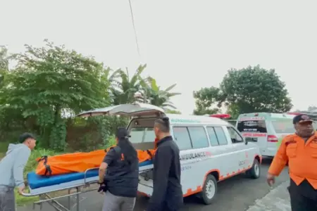 Dua Pengendara Motor yang Jatuh ke Waduk Kalimati Sidoarjo Ditemukan Meninggal Dunia Foto BeritaJatim.com