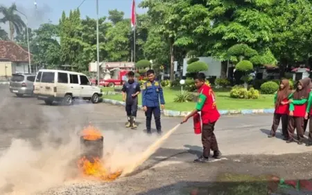 Api Kecil, Pelajaran Besar: Simulasi Damkar Jombang Bikin Siswa Berani Hadapi Bahaya Kebakaran Foto BeritaJatim.com