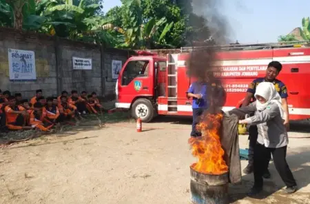 Keseruan Simulasi Kebakaran di Sekolah Jombang, Siswa Belajar Padamkan Api Secara Langsung Foto BeritaJatim.com