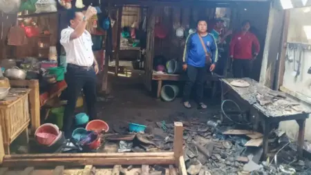 Tinggalkan Kompor Saat Goreng Sosis, Dapur Rumah Lansia di Situbondo Hangus Terbakar Foto BeritaJatim.com