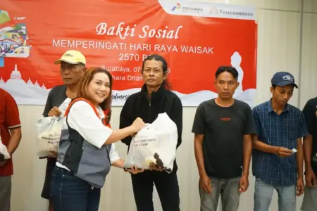 Pertamina Patra Niaga Jatimbalinus Perkuat Toleransi Lewat Bakti Sosial Waisak di Surabaya Foto BeritaJatim.com
