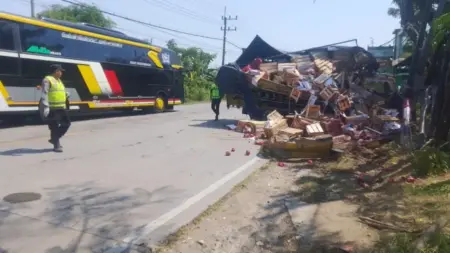 Pengendara Motor Tewas Tertabrak Truk Saat Hendak Masuk SPBU di Kalitidu Bojonegoro Foto BeritaJatim.com