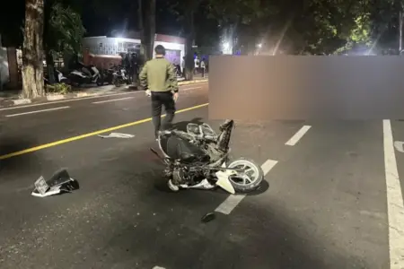 Motor Selip Tabrak Pohon di Tuban, Dua Remaja Tewas usai Terlempar ke Jalur Truk Foto BeritaJatim.com