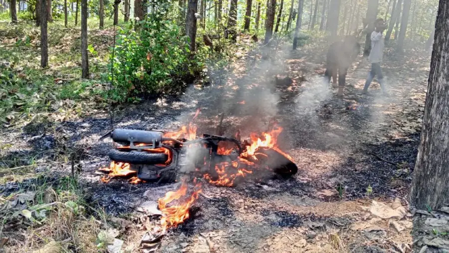 Motor Remaja Asal Tuban Terbakar Setelah Kecelakaan Tunggal di Temayang Bojonegoro Foto BeritaJatim.com