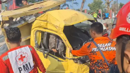 Truk Muatan Bata Ringan Terjun ke Area Persawahan di By Pass Mojokerto, Sopir Terjepit Kabin Foto BeritaJatim.com