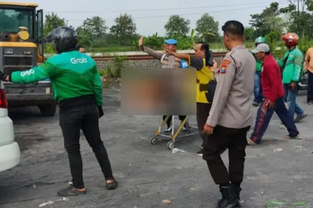 Pria di Lamongan Tewas Tertabrak Minibus Saat Bongkar Gerobak Sampah Foto BeritaJatim.com