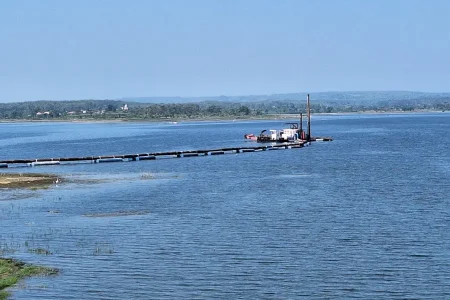 Revitalisasi 94 Waduk dan Embung Dimulai, Lamongan Keruk Waduk Gondang dengan Dredger Foto BeritaJatim.com