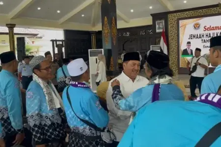 Bupati Warsubi Sambut Kepulangan Jemaah Haji di Pendopo Jombang, Suasana Haru Menyelimuti Foto BeritaJatim.com