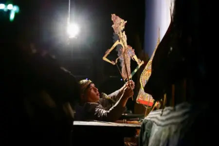 Pagelaran Wayang Kulit Warnai Hari Bhayangkara ke-80 di Banyuwangi Foto BeritaJatim.com