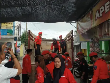Peringati Hari Lahir Pancasila, PDIP Jember Bersihkan Sungai Foto BeritaJatim.com