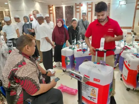 Aturan Bagasi Haji 2026: Berat Koper Maksimal 32 Kg dan Dilarang Keras Berisi Air Zamzam Foto BeritaJatim.com