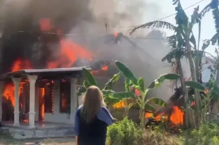 Kebakaran Ngawi, Nenek Tua Sempat Terjebak dalam Rumah Foto BeritaJatim.com