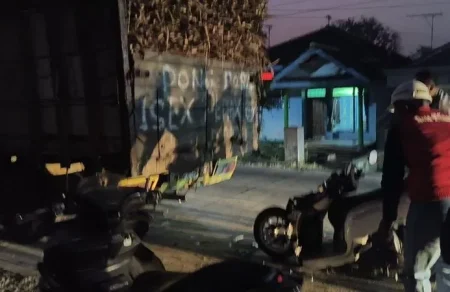 Scoopy Hantam Truk Tebu yang Antre ke Pabrik Blitar, Pengendara Wanita Kritis Foto BeritaJatim.com