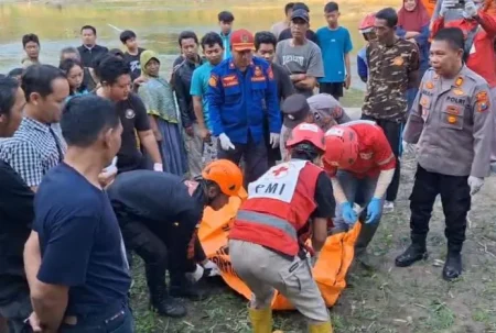 Perempuan Muda Ceburkan Diri di Sungai Bengawan Madiun Kabupaten Ngawi Foto BeritaJatim.com