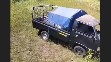 Diduga Ban Licin Kena Tumpahan Solar, Pikap Terguling di Jalan Raya Sampang Foto BeritaJatim.com