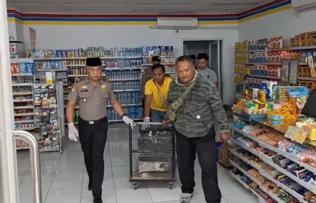 Alarm Karyawan Minimarket di Ngawi Berbunyi saat Brankas Dibobol Linggis Pencuri Foto BeritaJatim.com