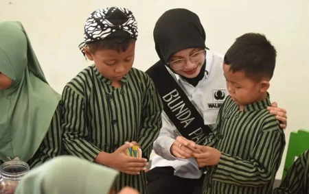 Gerakan IBUJARI Kota Kediri, Bunda PAUD Vinanda Jadi Guru Sehari Foto BeritaJatim.com
