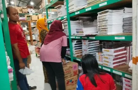Alat Tulis Sekolah di Kediri Laris Jelang Tahun Ajaran Baru, Penjualan Naik 40 Persen Foto BeritaJatim.com
