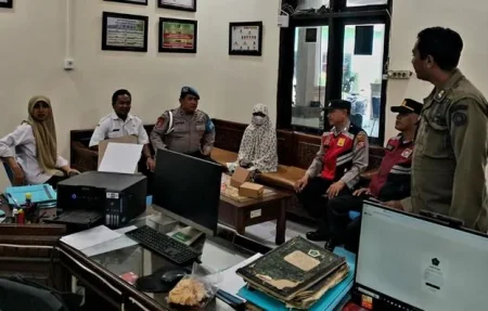 Hotline 110 Polresta Sidoarjo Bantu Temukan Bocah 4 Tahun yang Terpisah dari Orang Tuanya Foto BeritaJatim.com
