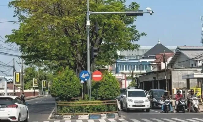 Kamera ETLE Terpasang di Simpang Empat RA Basuni Mojokerto, Pelanggaran Otomatis Terekam Foto BeritaJatim.com