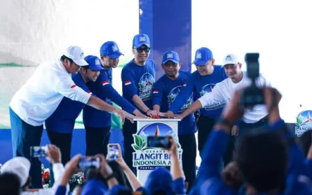 Gerakan Nasional Langit Biru, AHY Ajak Masyarakat Bersihkan Pantai Foto BeritaJatim.com