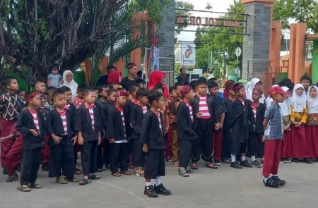MPLS, Siswa SD dan SMP di Sumenep Berdandan Ala ‘Sakera dan Marlena’ Foto BeritaJatim.com