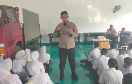 MPLS, Polisi Edukasi Siswa SMKN 1 Jetis Mojokerto soal Safety Riding dan Bullying Foto BeritaJatim.com