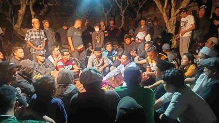 Perjalanan Terakhir Andie Peci Berakhir di Samping Makam Sang Ayah Foto BeritaJatim.com