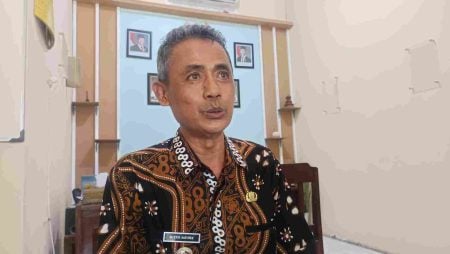 Terungkap! Sosok yang Viral Main Game saat Rapat Paripurna adalah Camat Madiun Foto BeritaJatim.com