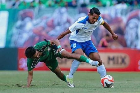 Persebaya Unggul Tipis 1-0 Atas PSIS pada Babak Pertama Foto BeritaJatim.com