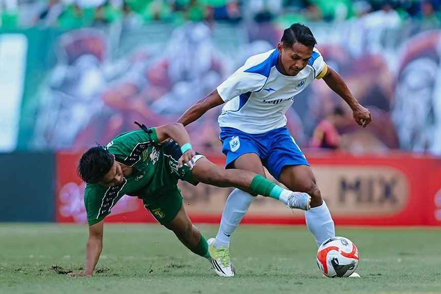 Persebaya Unggul Tipis 1-0 Atas PSIS pada Babak Pertama Foto BeritaJatim.com