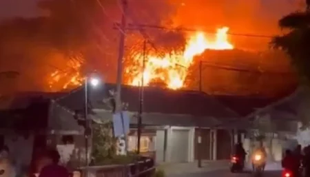 Kebakaran Hanguskan Lapak Pedagang dan MCK di Pasar Turen Malang, Polisi Selidiki Penyebabnya Foto BeritaJatim.com
