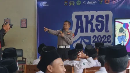 Satlantas Polres Malang Edukasi Pelajar Saat MPLS, Tanamkan Tertib Berlalu Lintas dan Cegah Bullying Foto BeritaJatim.com