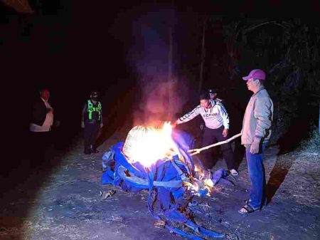 Polisi Bakar Arena Judi Sabung Ayam di Singosari Foto BeritaJatim.com