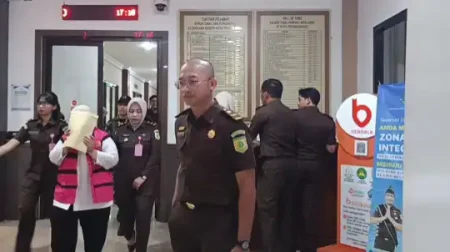 Kasus Korupsi Lampu Hias DLH Kota Probolinggo: PPK Resmi Ditahan, Rugikan Negara Rp306 Juta Foto BeritaJatim.com