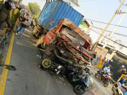 Diduga Rem Blong di Perempatan Patung Sapi Pandaan, Truk Kontainer Picu Tabrakan Beruntun Maut Foto BeritaJatim.com